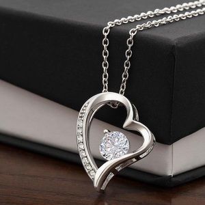 NWT Woman’s Forever Love Silver Heart Necklace 💕